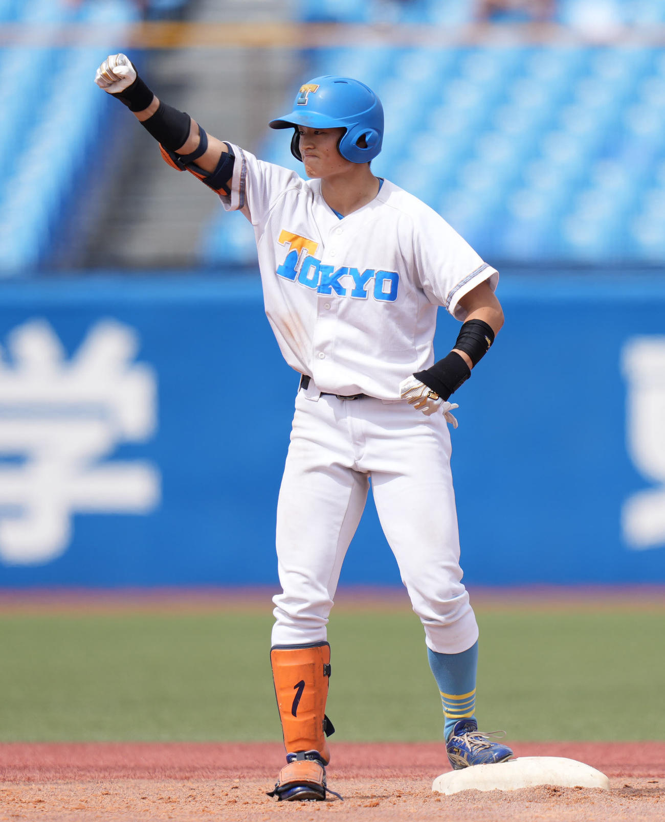 7回表東大2死二塁、右適時二塁打を放ち塁上でガッツポーズする宮崎湧（撮影・鈴木みどり）