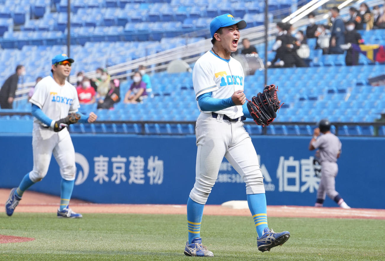 慶大に勝利しガッツポーズする東大・松岡由機（右）（撮影・鈴木みどり）