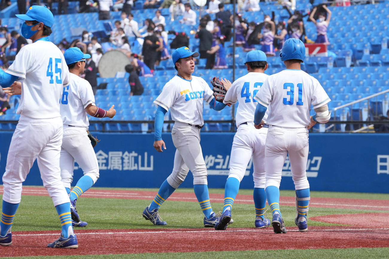 慶大に勝利し喜ぶ松岡由（中央）ら東大ナイン（撮影・鈴木みどり）