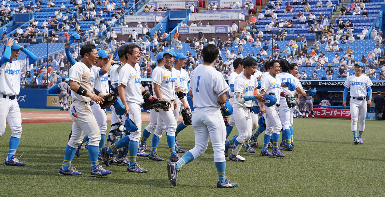 慶大に勝利し喜ぶ東大ナイン（撮影・鈴木みどり）