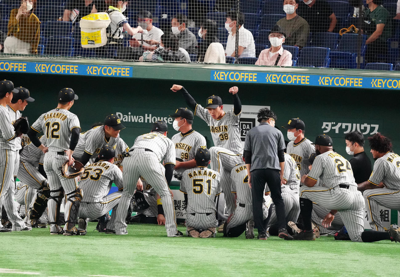 巨人対阪神　試合前、ベンチ前での円陣で声出しする阪神小幡（中央）（撮影・江口和貴）