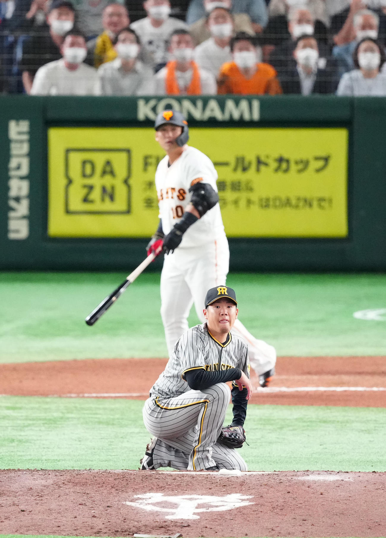 巨人対阪神　6回裏巨人1死、中田（後方）に勝ち越しソロ本塁打を浴び、マウンドに座り込む西勇（撮影・江口和貴）