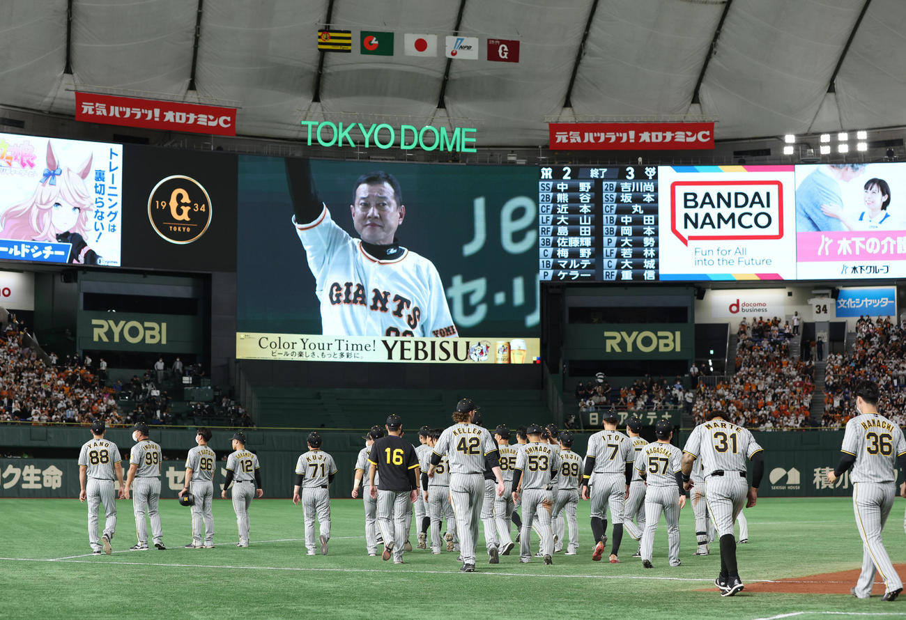 巨人対阪神　巨人に敗れ、スタンドのファンにあいさつに向かう阪神ナイン（撮影・前田充）