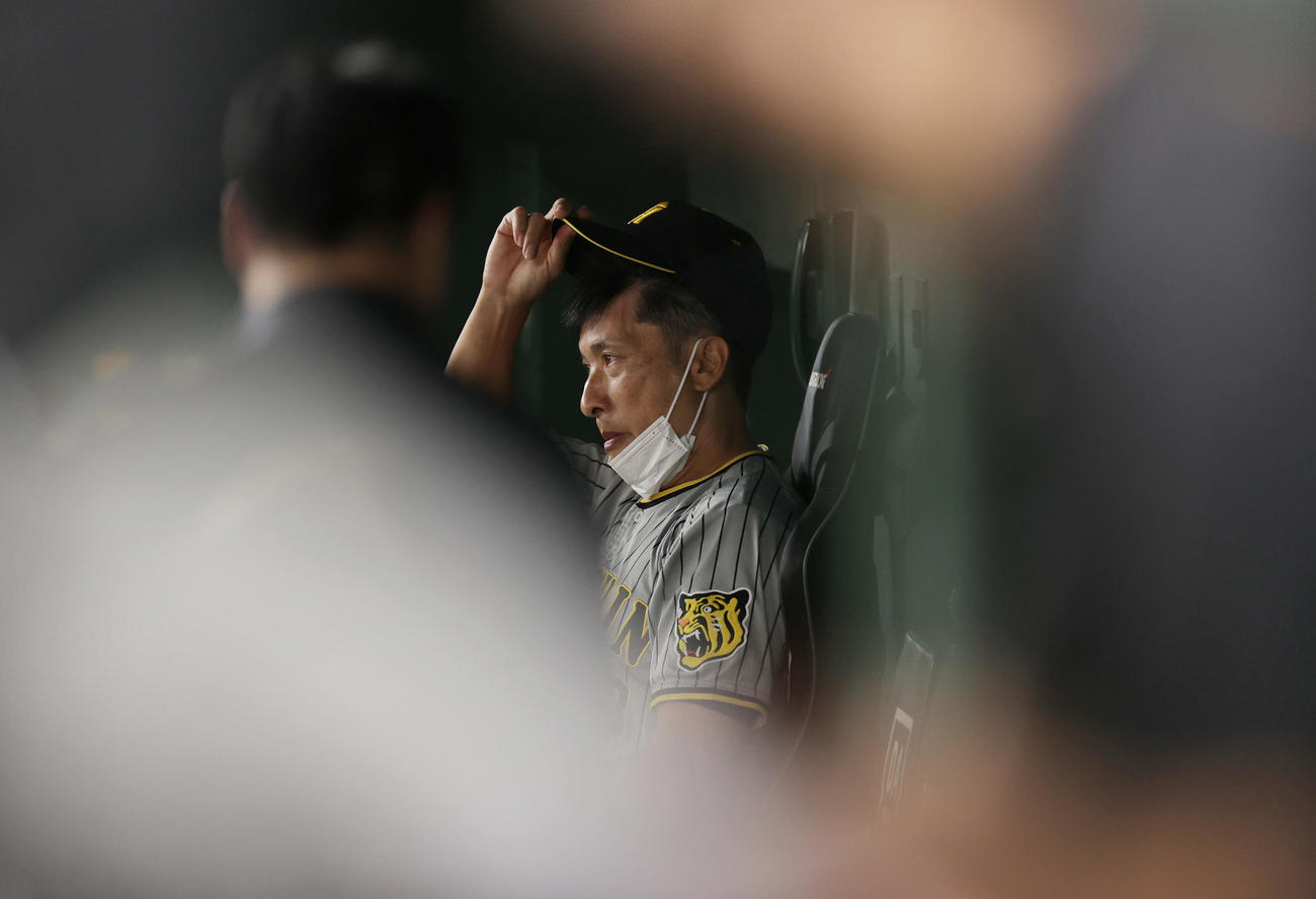 巨人対阪神　9回表の攻撃を前に、ベンチで厳しい表情を見せる阪神矢野監督（撮影・前田充）
