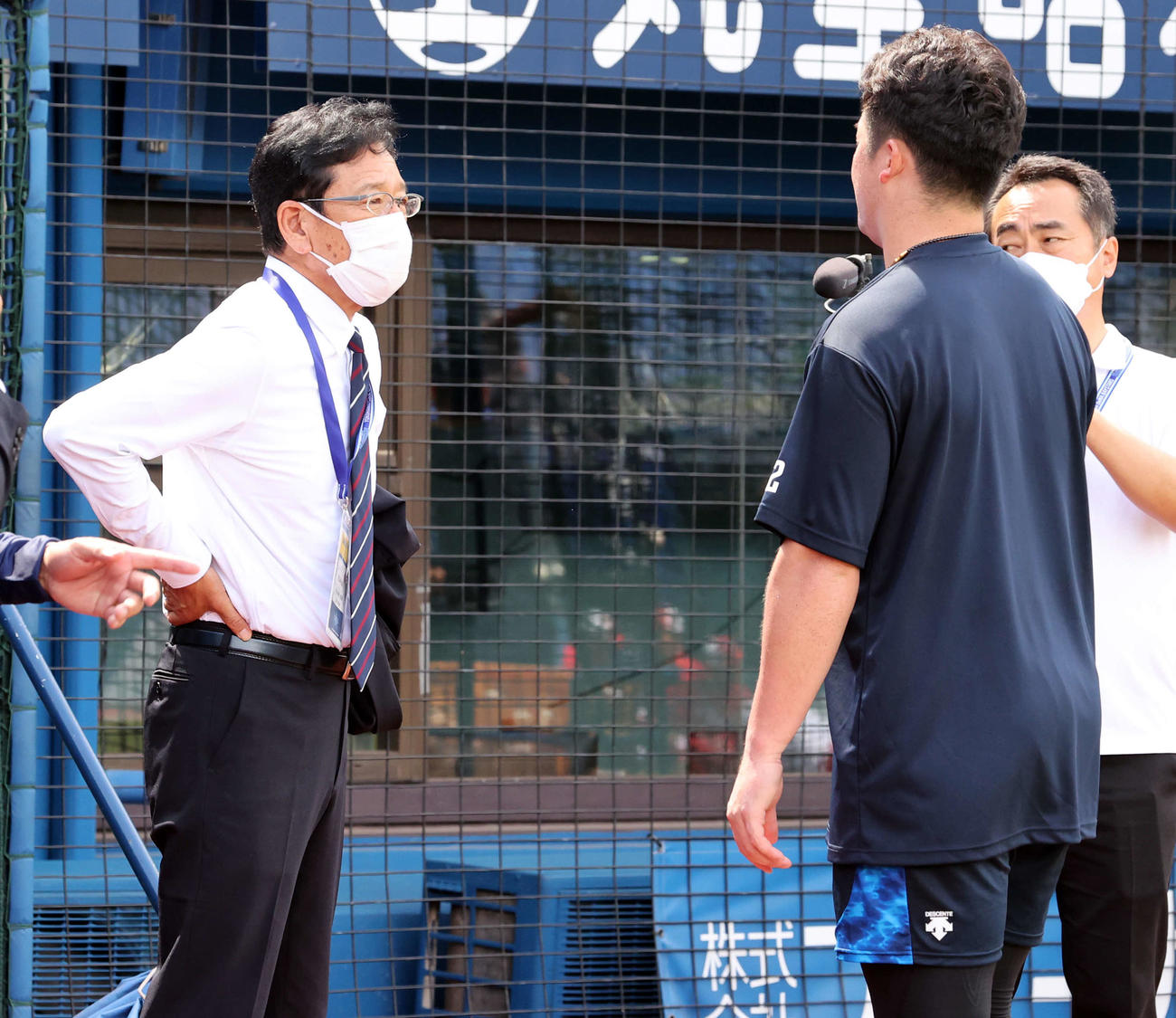 DeNA対広島　視察に訪れた侍ジャパン栗山監督（左）は、DeNA牧と話す（撮影・浅見桂子）