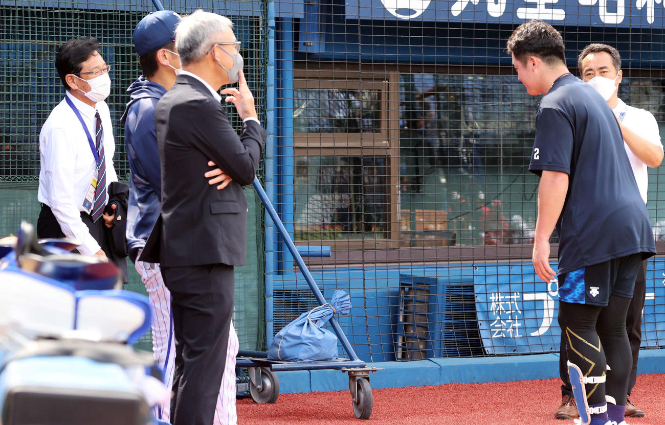 DeNA対広島　視察に訪れた侍ジャパン栗山監督（左）と話した後、頭を下げてあいさつするDeNA牧（右）（撮影・浅見桂子）