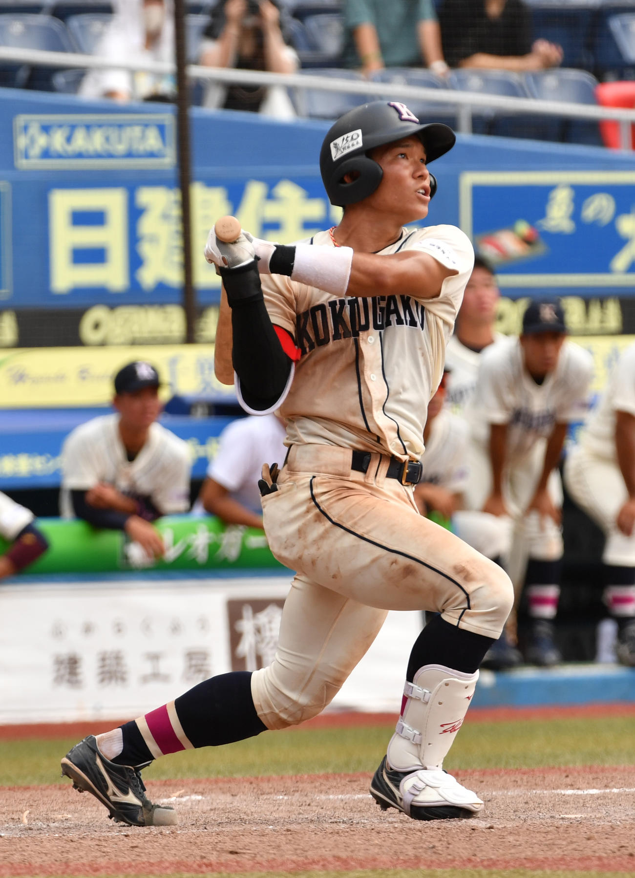 国学院大対駒大　タイブレーク延長11回表国学院大無死二、三塁、神里は右犠飛を放つ（撮影・柴田隆二）