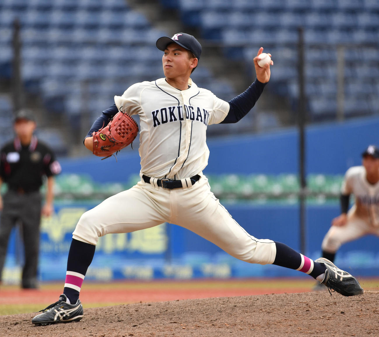 国学院大対駒大　好投する国学院大・武内（撮影・柴田隆二）