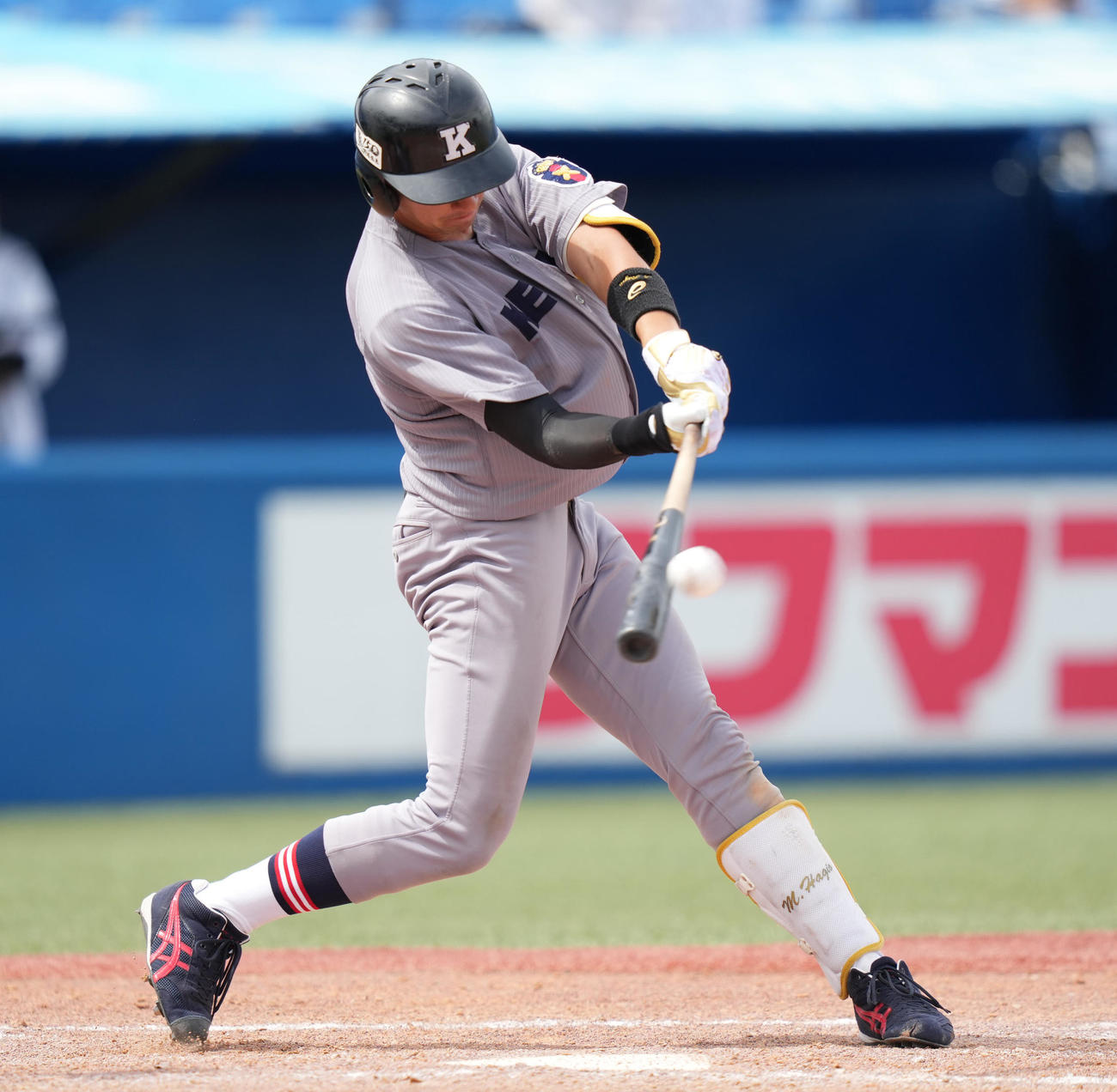 5回裏慶大2死、右越えソロ本塁打を放つ萩尾（撮影・鈴木みどり）