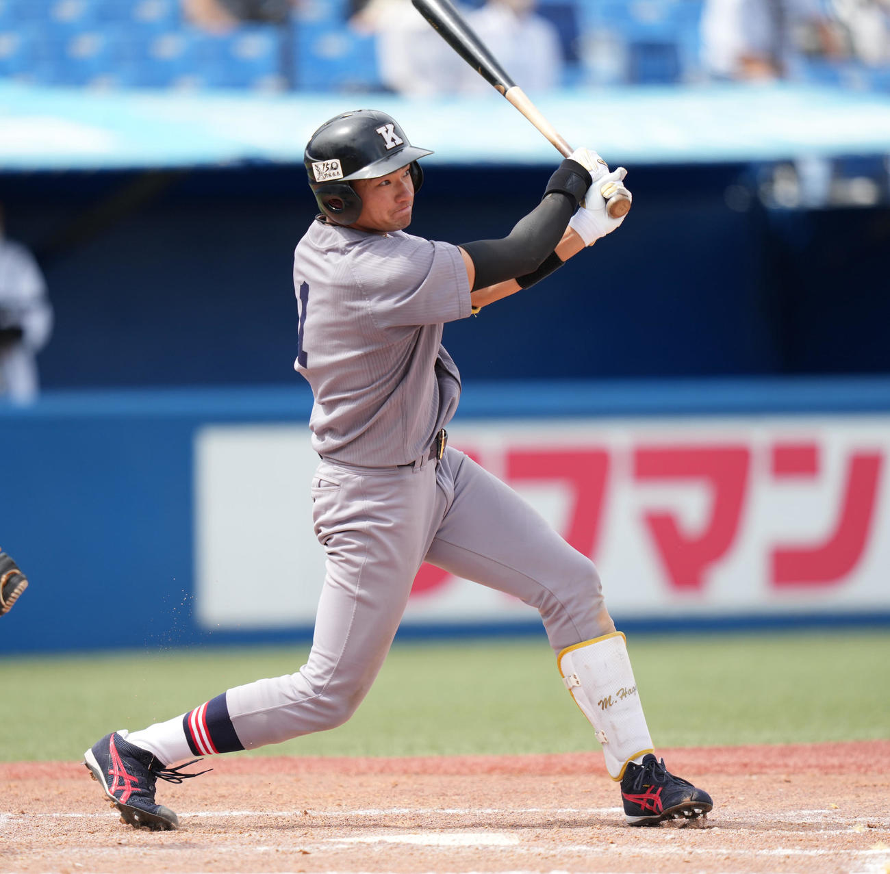 5回裏慶大2死、右越えソロ本塁打を放つ萩尾（撮影・鈴木みどり）