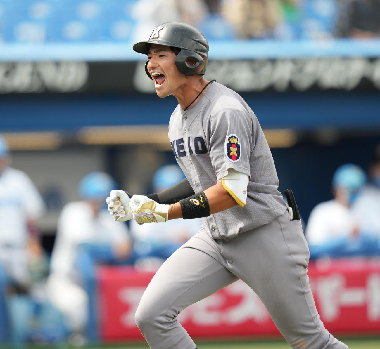 5回裏慶大2死、右越えソロ本塁打を放った萩尾は生還しガッツポーズ（撮影・鈴木みどり）