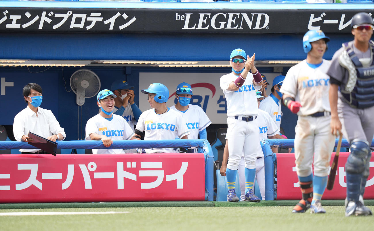 5回表東大2死満塁、打者林遼平の時、暴投で三塁走者松岡泰希が生還し喜ぶナイン（撮影・鈴木みどり）