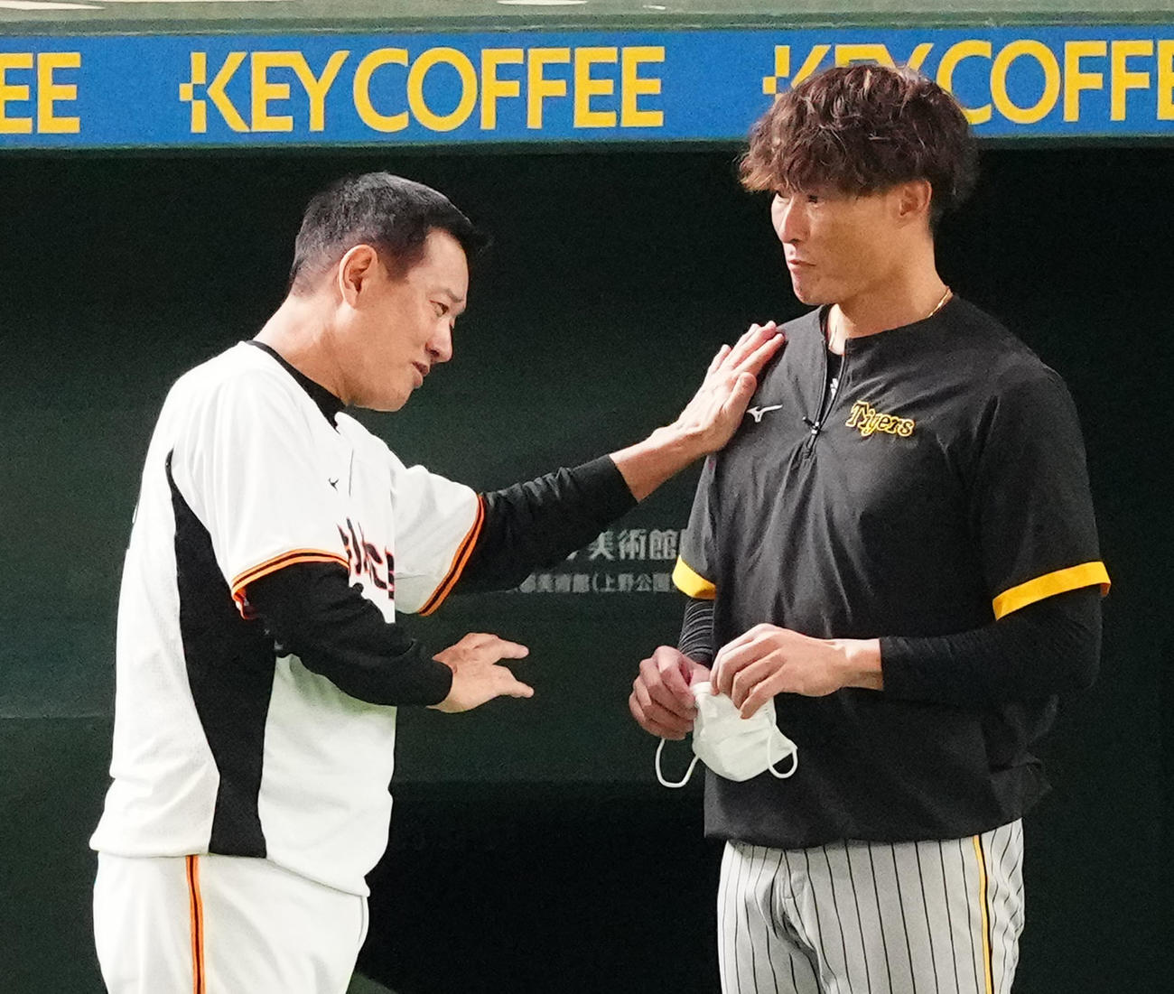 巨人対阪神　試合前、巨人原監督（左）にあいさつし、手を添えられる阪神糸井（撮影・江口和貴）