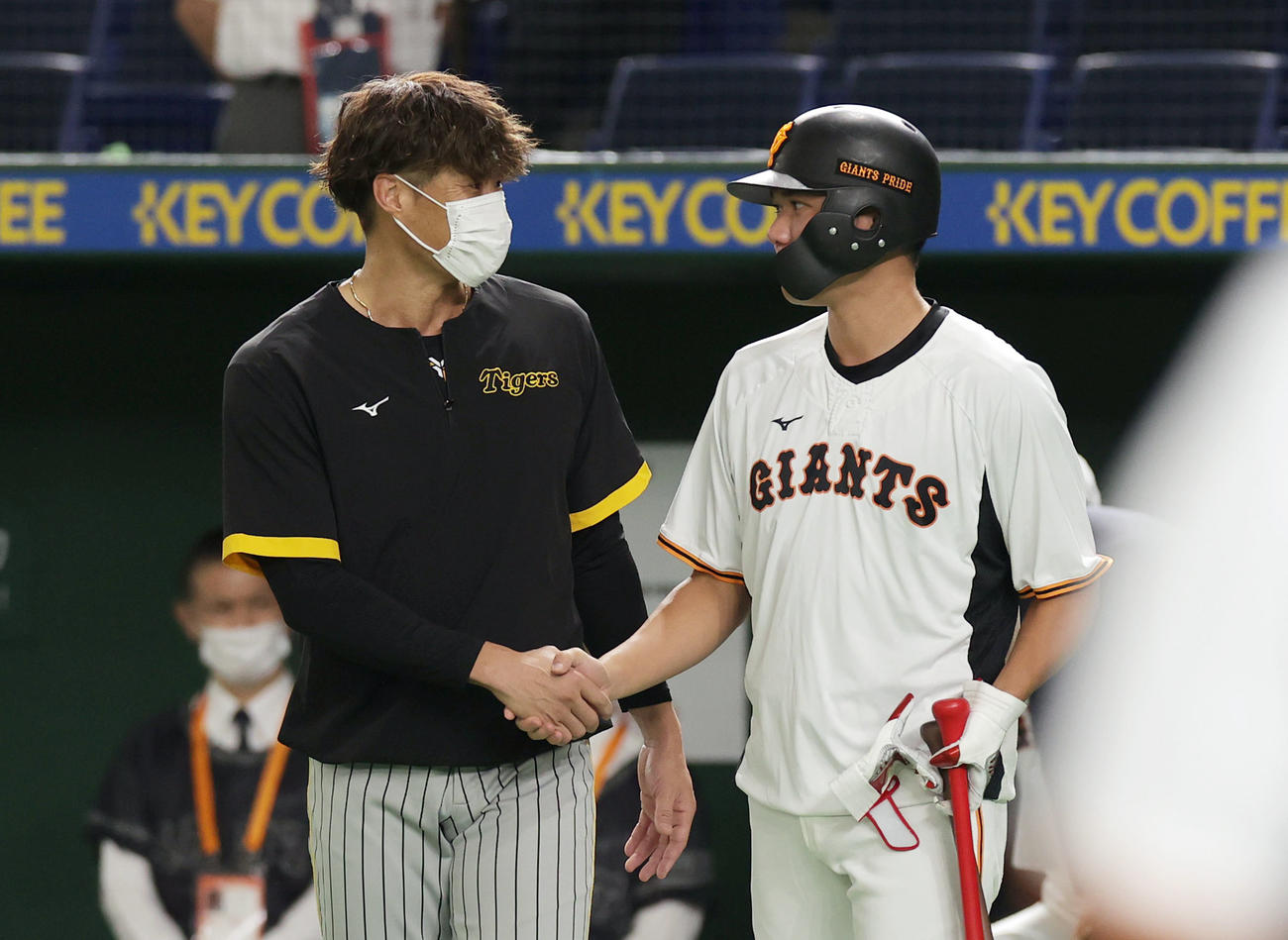 巨人対阪神　試合前練習で巨人坂本（右）と握手を交わす阪神糸井（撮影・前田充）