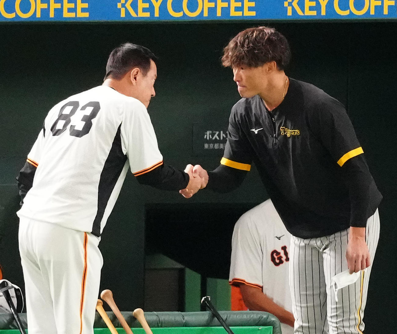巨人対阪神　試合前、巨人原監督（左）にあいさつし、握手を交わす阪神糸井（撮影・江口和貴）
