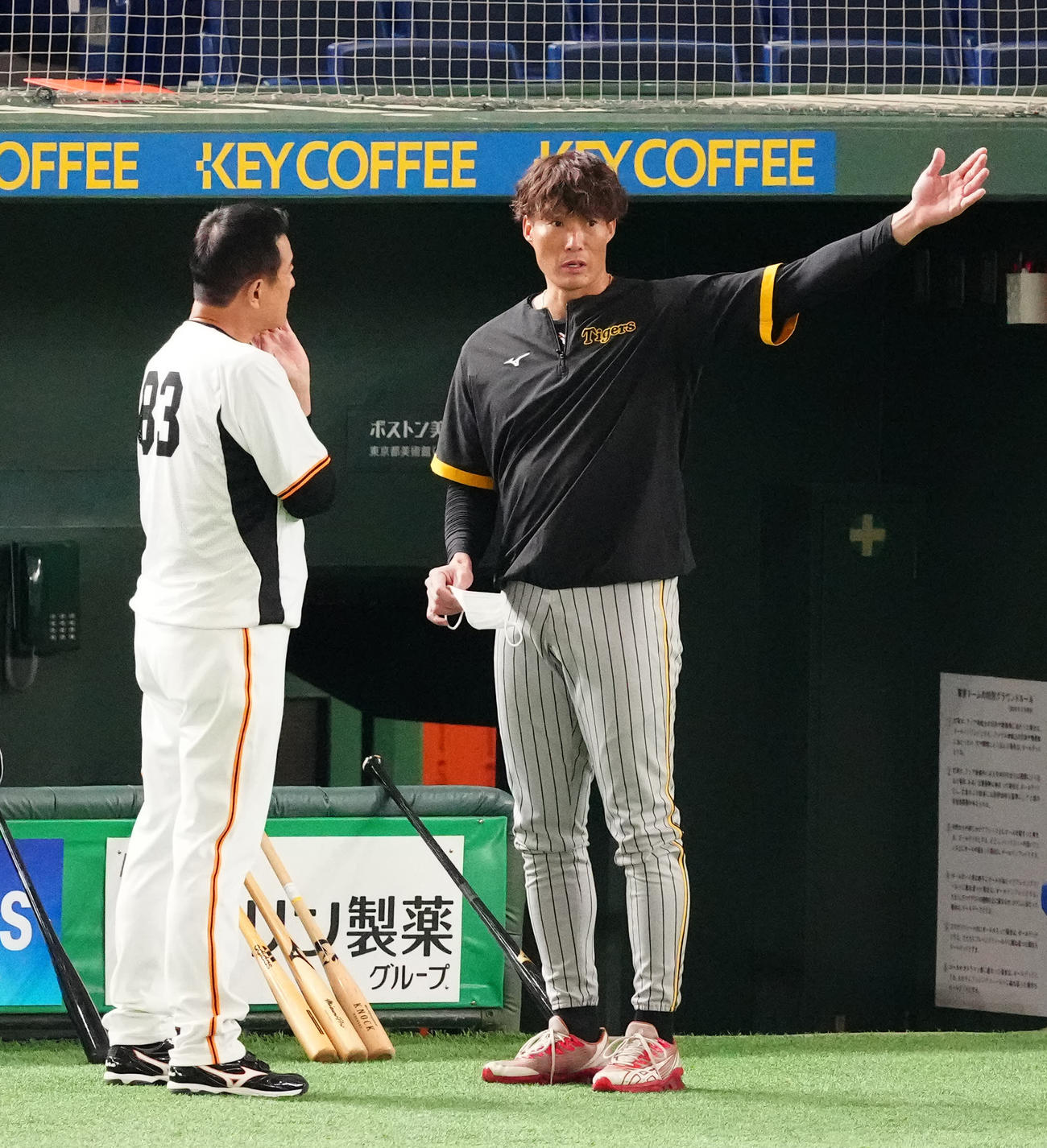 巨人対阪神　試合前、巨人原監督（左）にあいさつする阪神糸井（撮影・江口和貴）