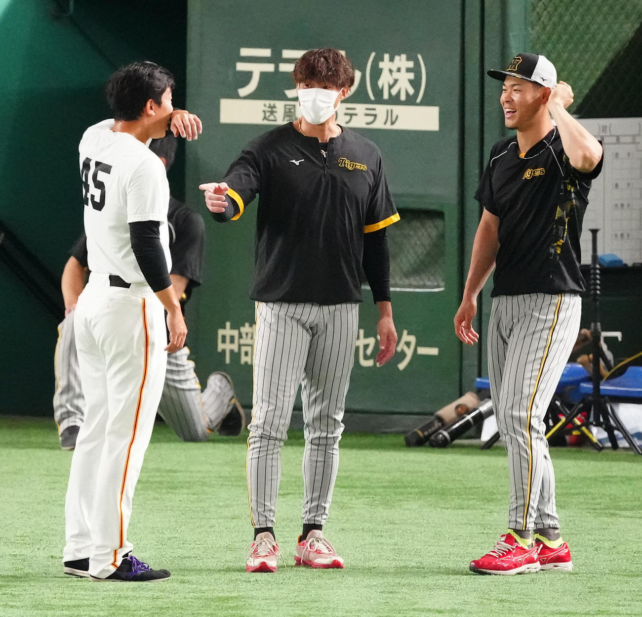 巨人対阪神　試合前、言葉を交わす、左から巨人畠、阪神糸井、同佐藤輝（撮影・江口和貴）
