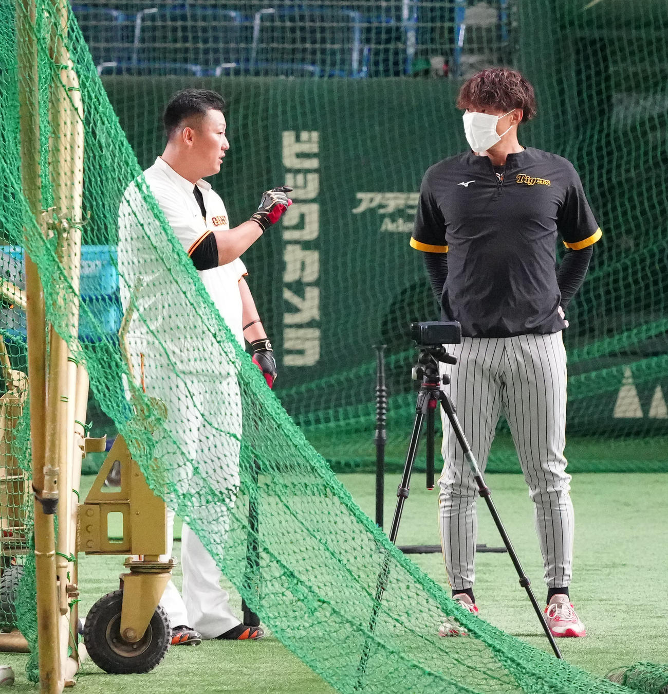 巨人対阪神　試合前、言葉を交わす阪神糸井（右）と巨人中田（撮影・江口和貴）