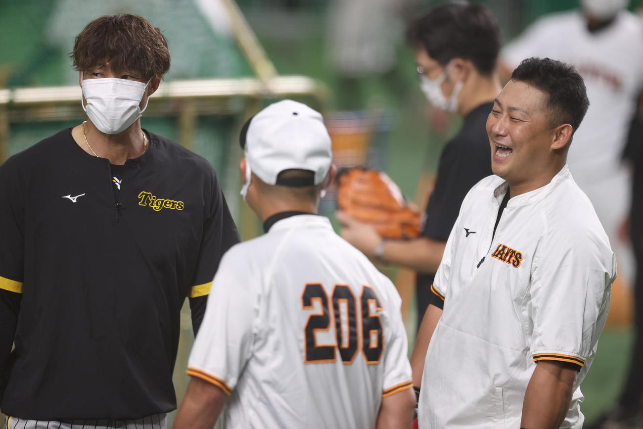 巨人対阪神　試合前、中田（右）と話をする糸井（左）（撮影・狩俣裕三）