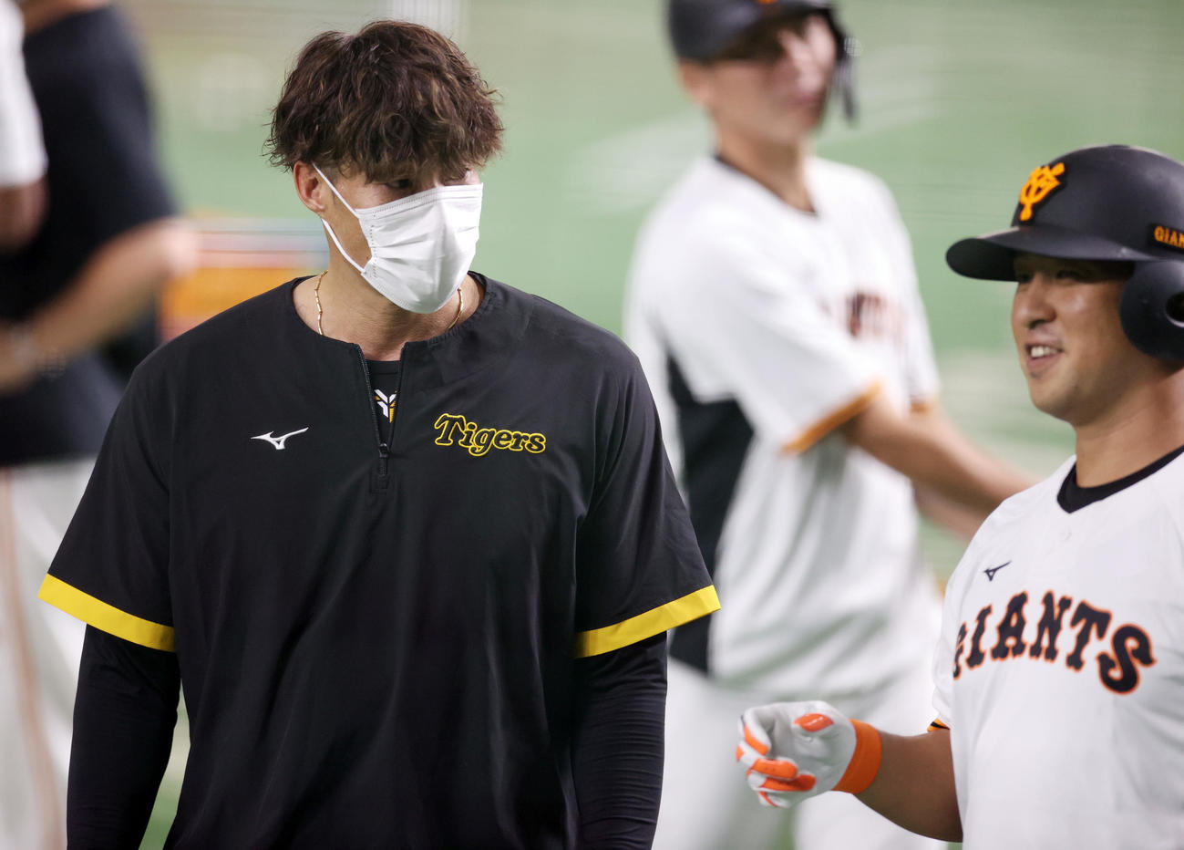 巨人対阪神　試合前、中島（右）と話をする糸井（撮影・狩俣裕三）