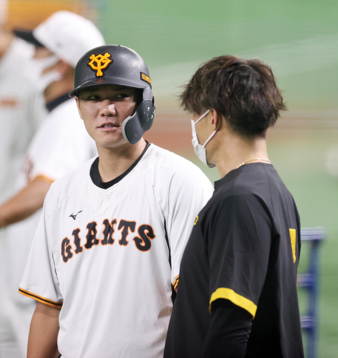 巨人対阪神　試合前、引退する糸井（右）と話をする坂本（撮影・狩俣裕三）