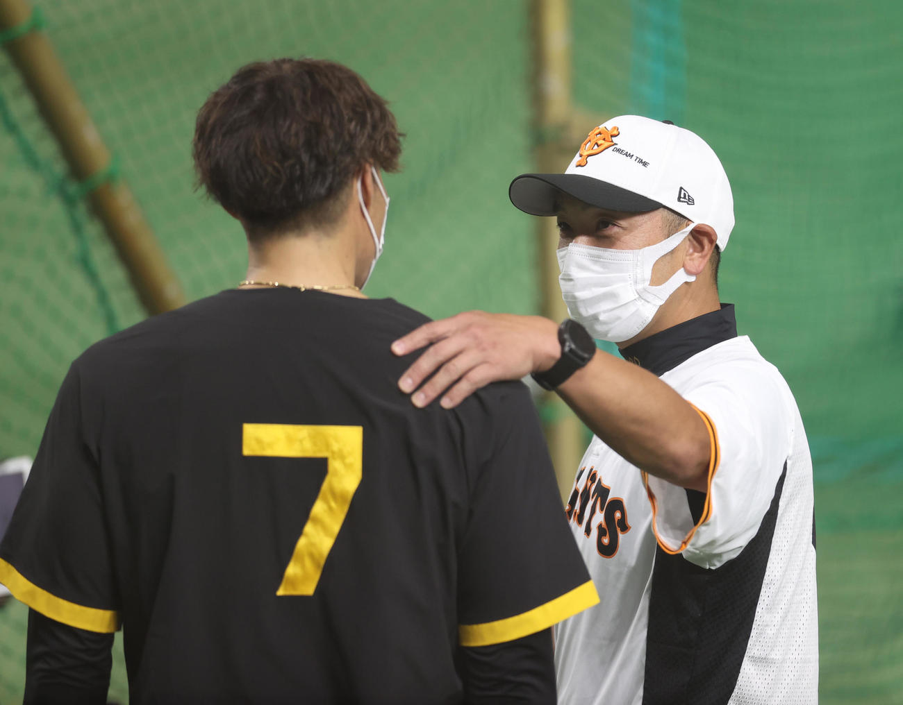 巨人対阪神　試合前、引退する糸井（手前）と話をする阿部作戦兼ディフェンスチーフコーチ（撮影・狩俣裕三）