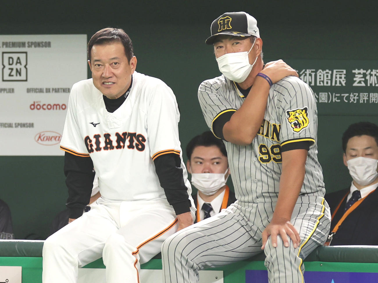 試合前練習で言葉を交わす巨人原監督（左）と阪神井上ヘッドコーチ（撮影・前田充）