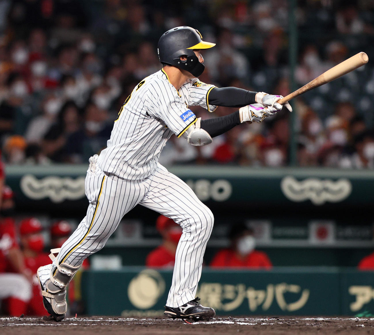 14日、広島戦で左前打を放つ小幡竜平
