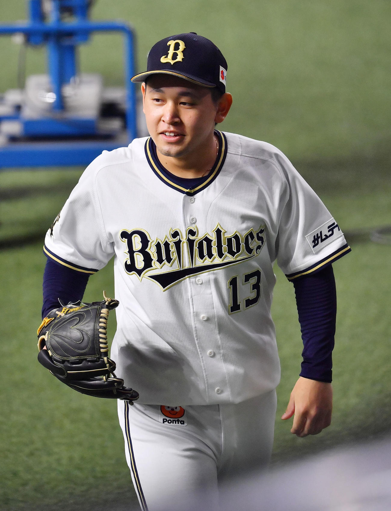 オリックス対ソフトバンク　笑顔でブルペンに向かうオリックス宮城（撮影・和賀正仁）
