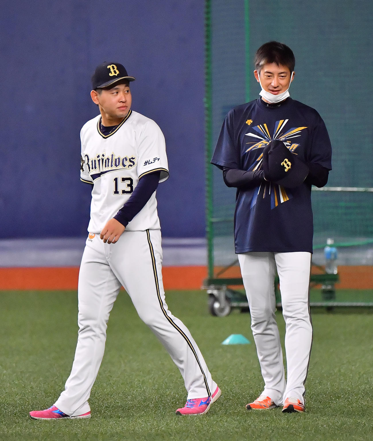 オリックス対ソフトバンク　能見（右）とともにウオームアップに向かう宮城（撮影・和賀正仁）
