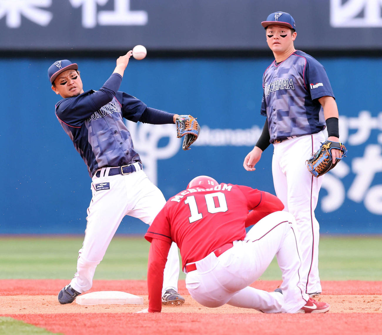 6回表広島無死一、三塁、松山の遊ゴロを捕球した大和だが落球し、急いで一塁走者も併殺は取れず。二塁手牧（撮影・浅見桂子）