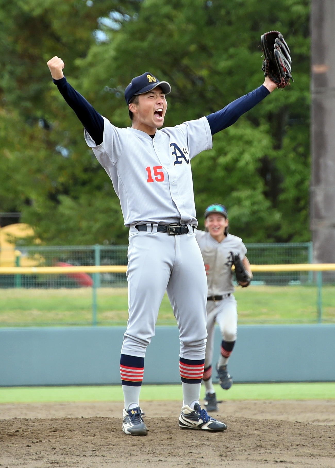 富士大対青森大　9回裏富士大2死一、二塁、最後の打者を一飛に抑えて両手を突き上げる青森大・内山（撮影・山田愛斗）