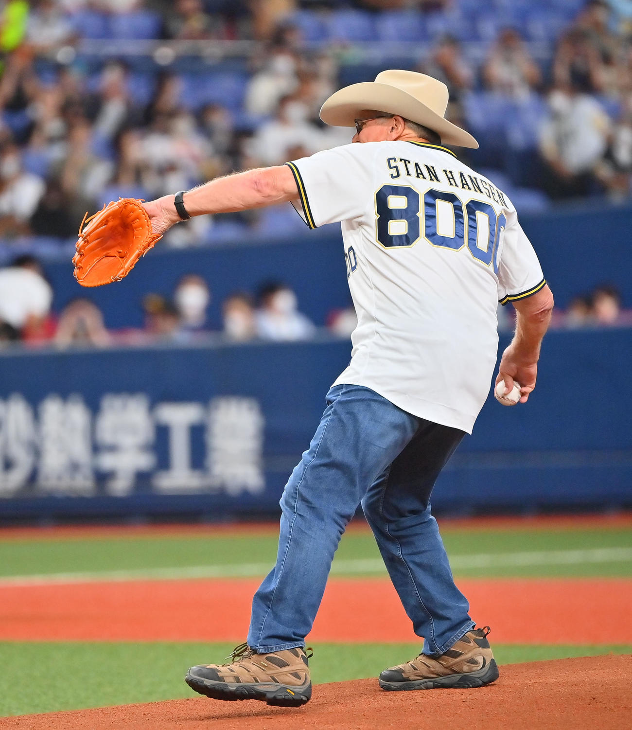 オリックス対ソフトバンク　特別始球式を行うプロレスラーのスタン・ハンセン（撮影・和賀正仁）