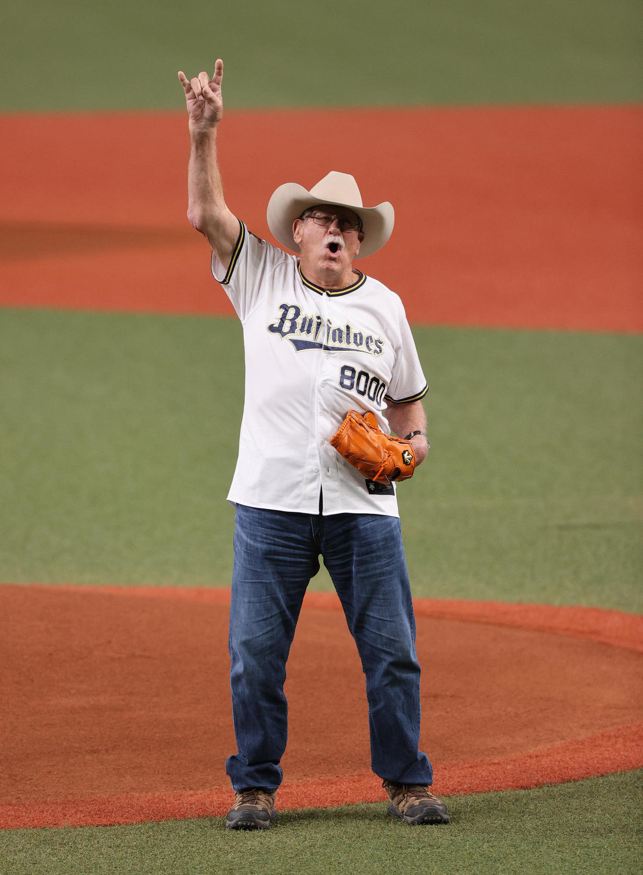 オリックス対ソフトバンク　特別始球式で投球を終え、ポーズを決めるスタン・ハンセン（撮影・上山淳一）
