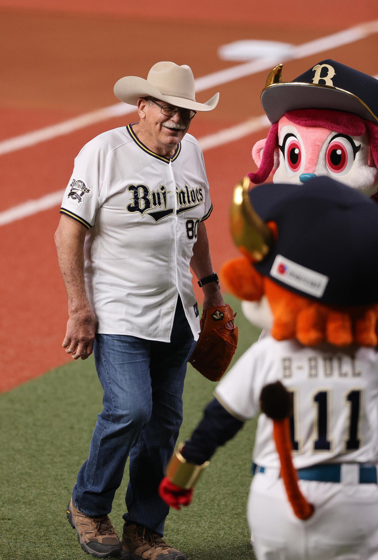 オリックス対ソフトバンク　特別始球式で投球を終え、笑顔で引き揚げるスタン・ハンセン（撮影・上山淳一）