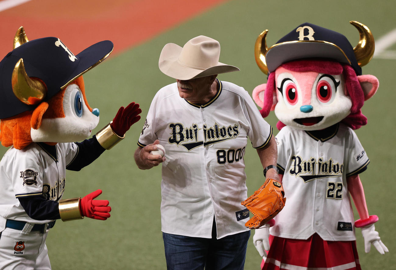 オリックス対ソフトバンク　特別始球式で投球を終え、引き揚げるスタン・ハンセン（撮影・上山淳一）