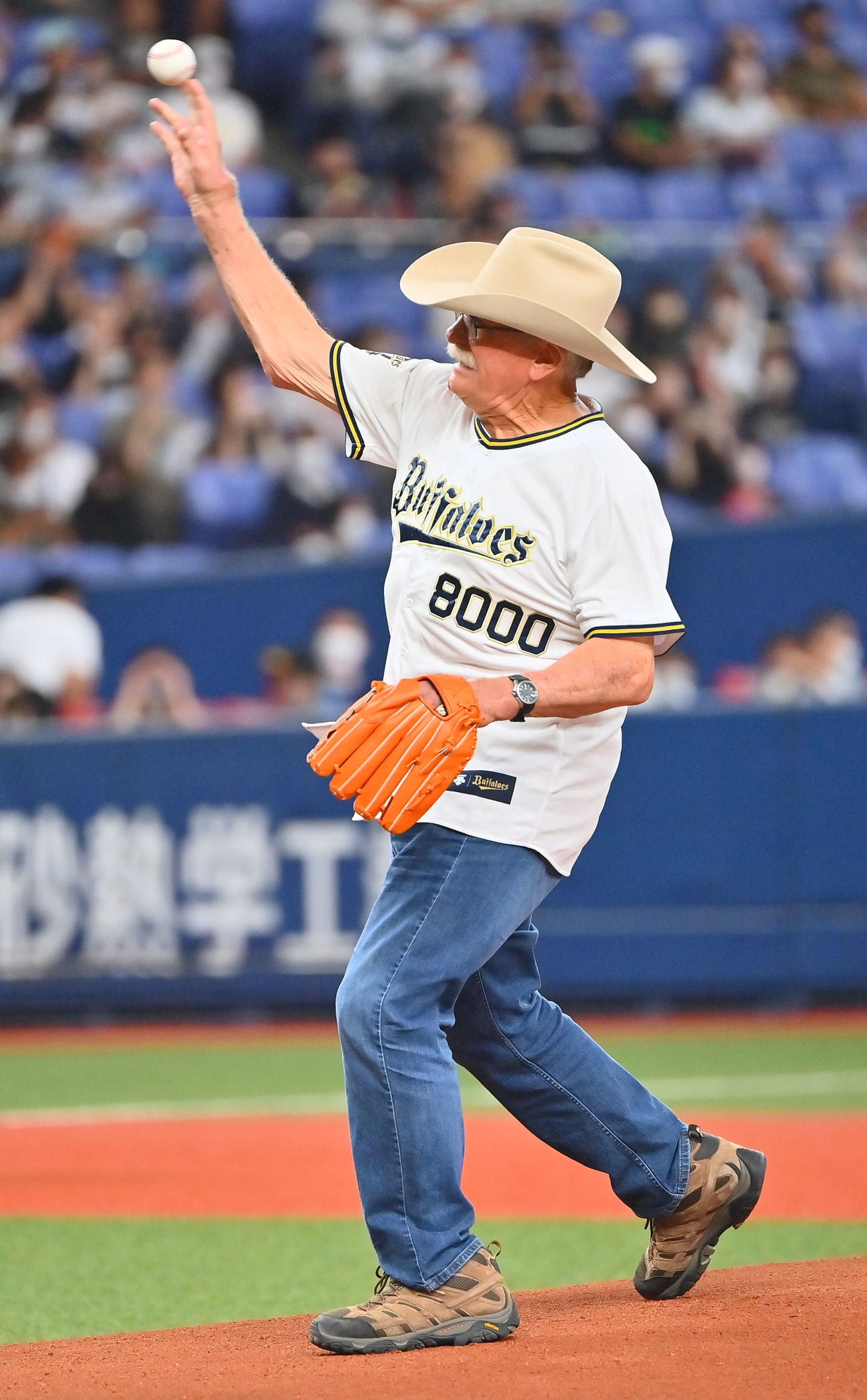 オリックス対ソフトバンク　特別始球式を行うプロレスラーのスタン・ハンセン（撮影・和賀正仁）