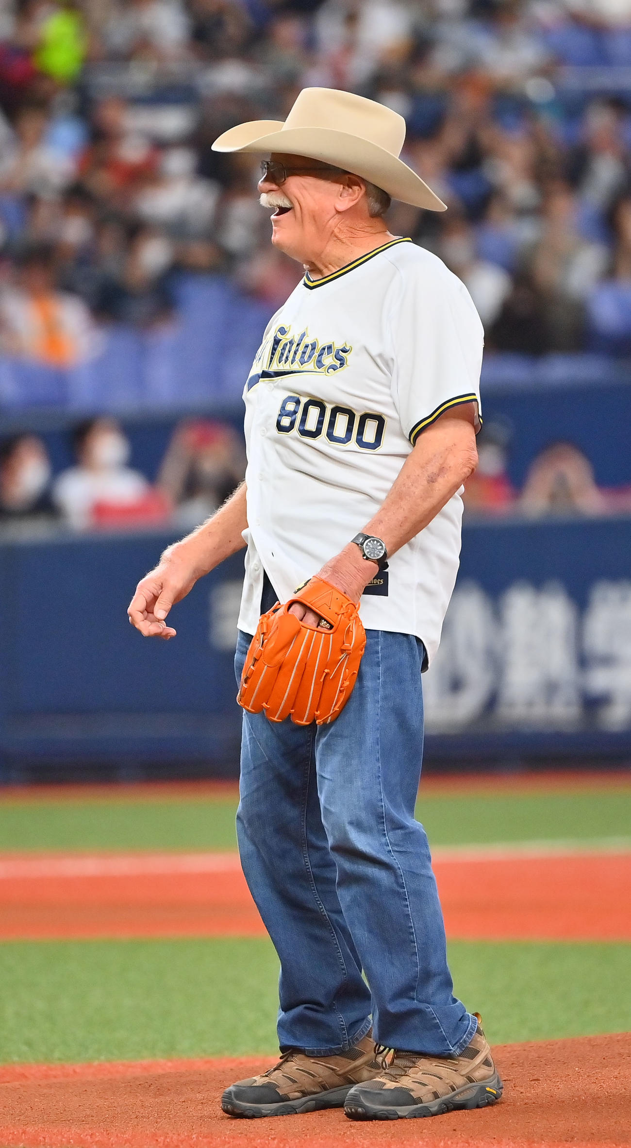 オリックス対ソフトバンク　特別始球式を行うプロレスラーのスタン・ハンセン（撮影・和賀正仁）