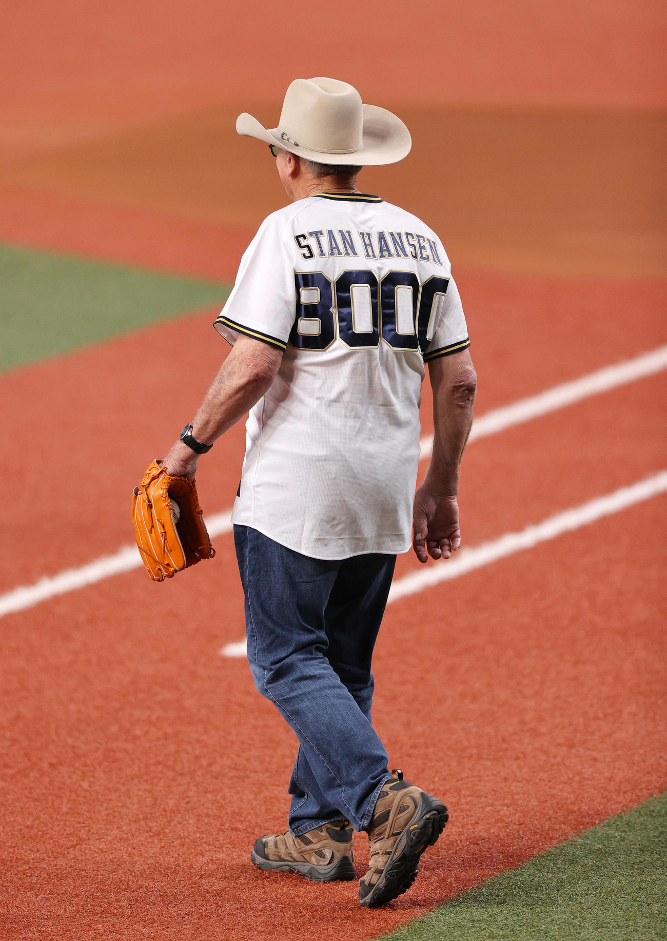 オリックス対ソフトバンク　特別始球式で登場し、マウンドに向かうスタン・ハンセン（撮影・上山淳一）