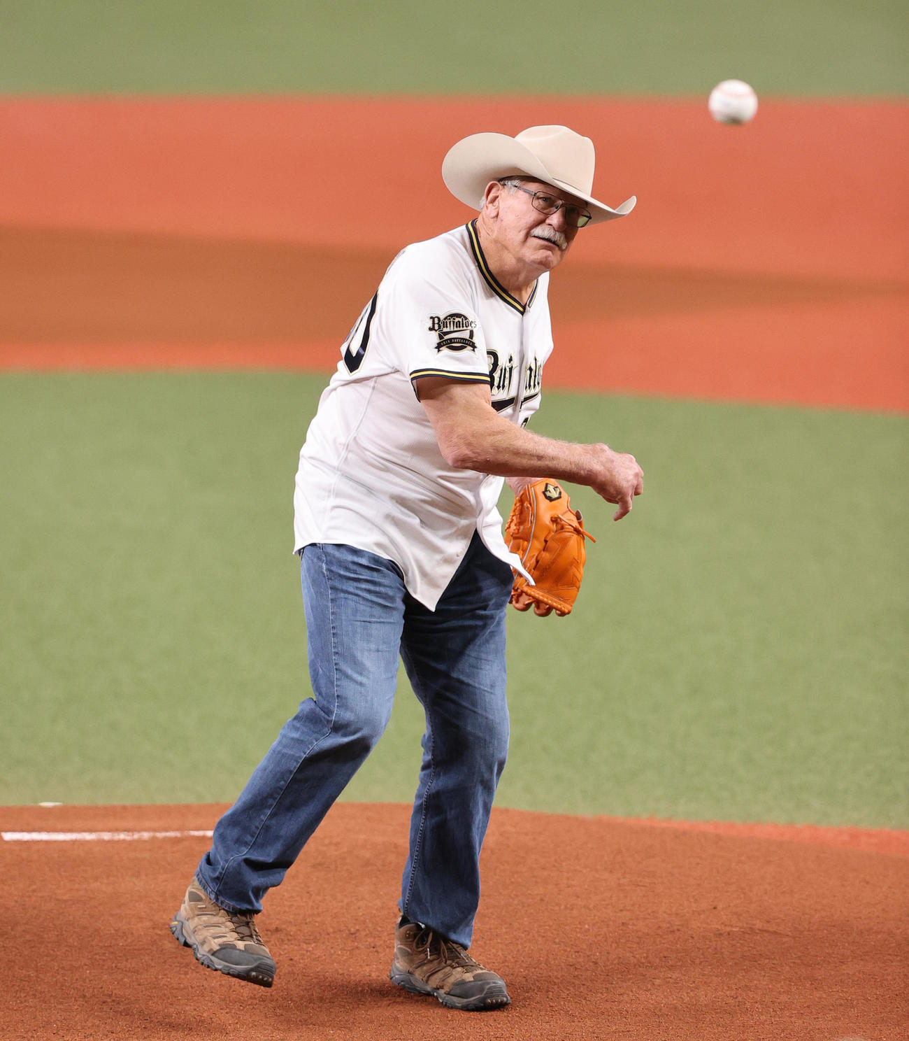 オリックス対ソフトバンク　特別始球式で投球するスタン・ハンセン（撮影・上山淳一）