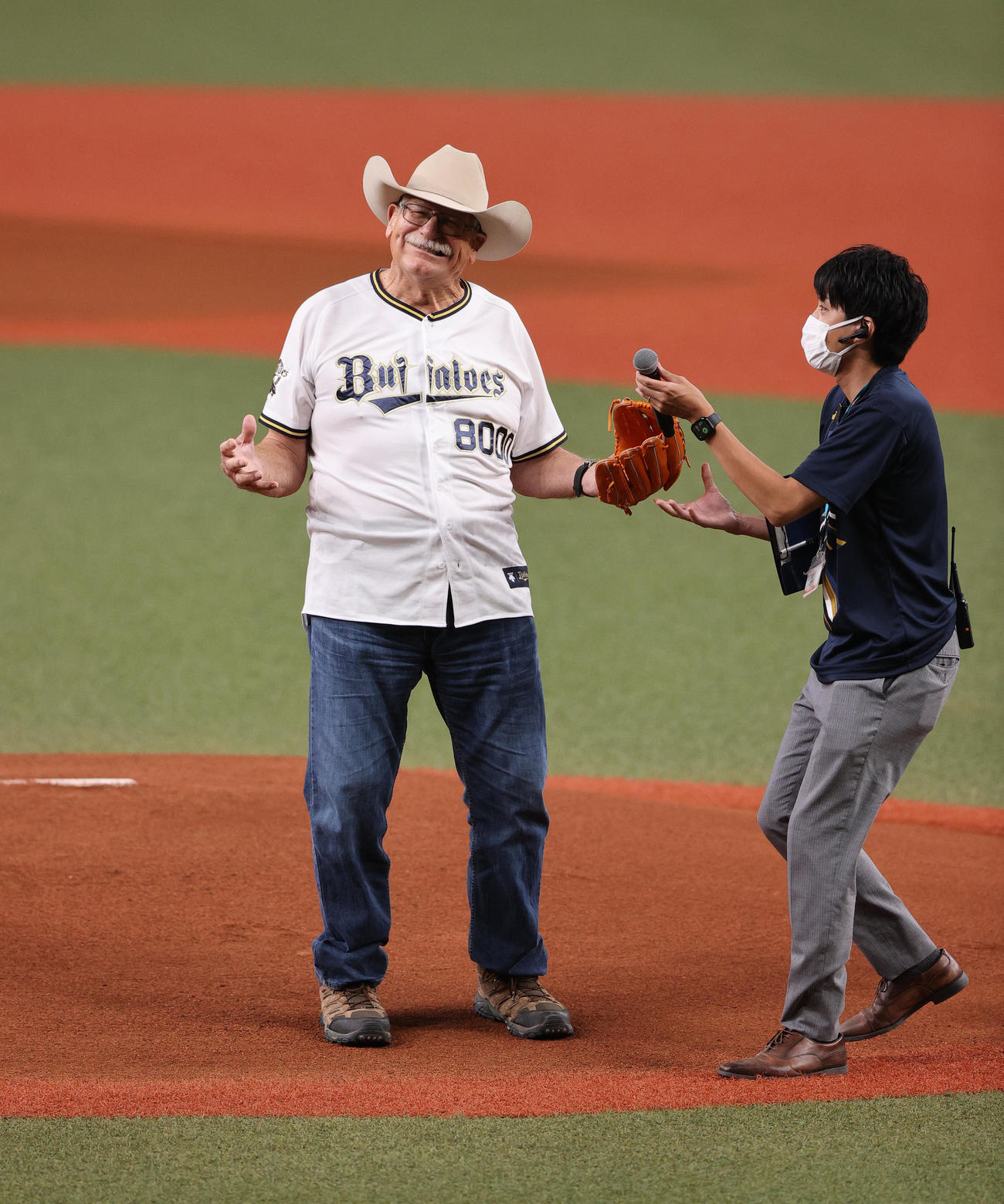 オリックス対ソフトバンク　特別始球式で投球し、笑顔を見せるスタン・ハンセン（撮影・上山淳一）
