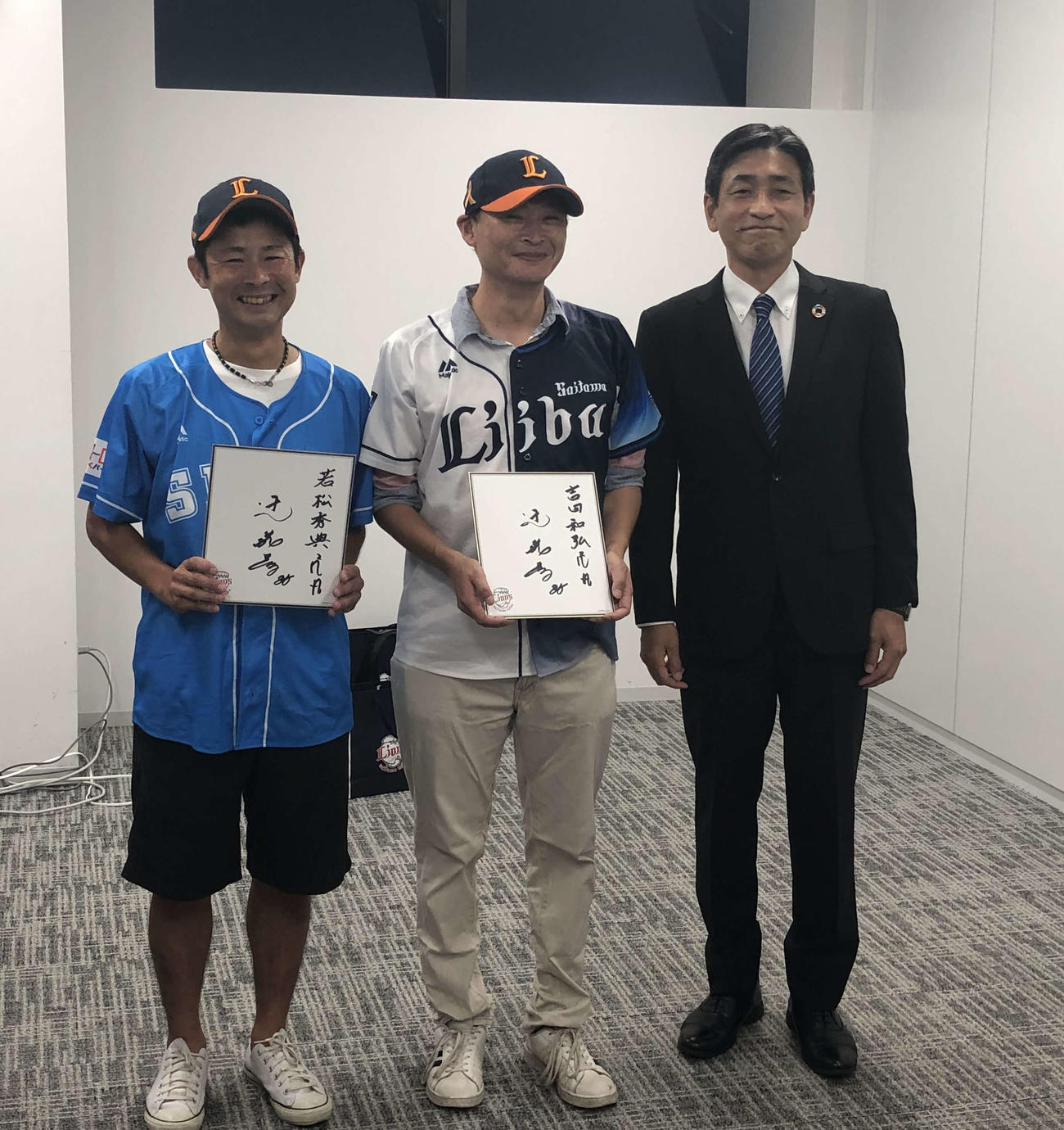 笑顔を見せる左から若松秀典さん、吉田和弘さん、西武の奥村社長（撮影・上田悠太）