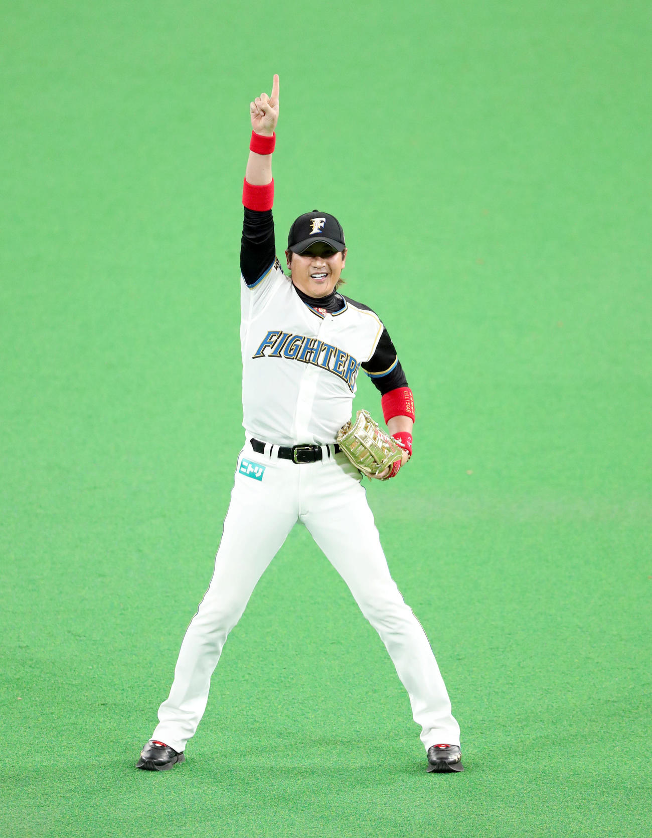 日本ハム対ロッテ　「ファイターズレジェンドメモリアルピッチセレモニー」で登場し、バックスタンドに向かってポーズを決める新庄監督（撮影・佐藤翔太）