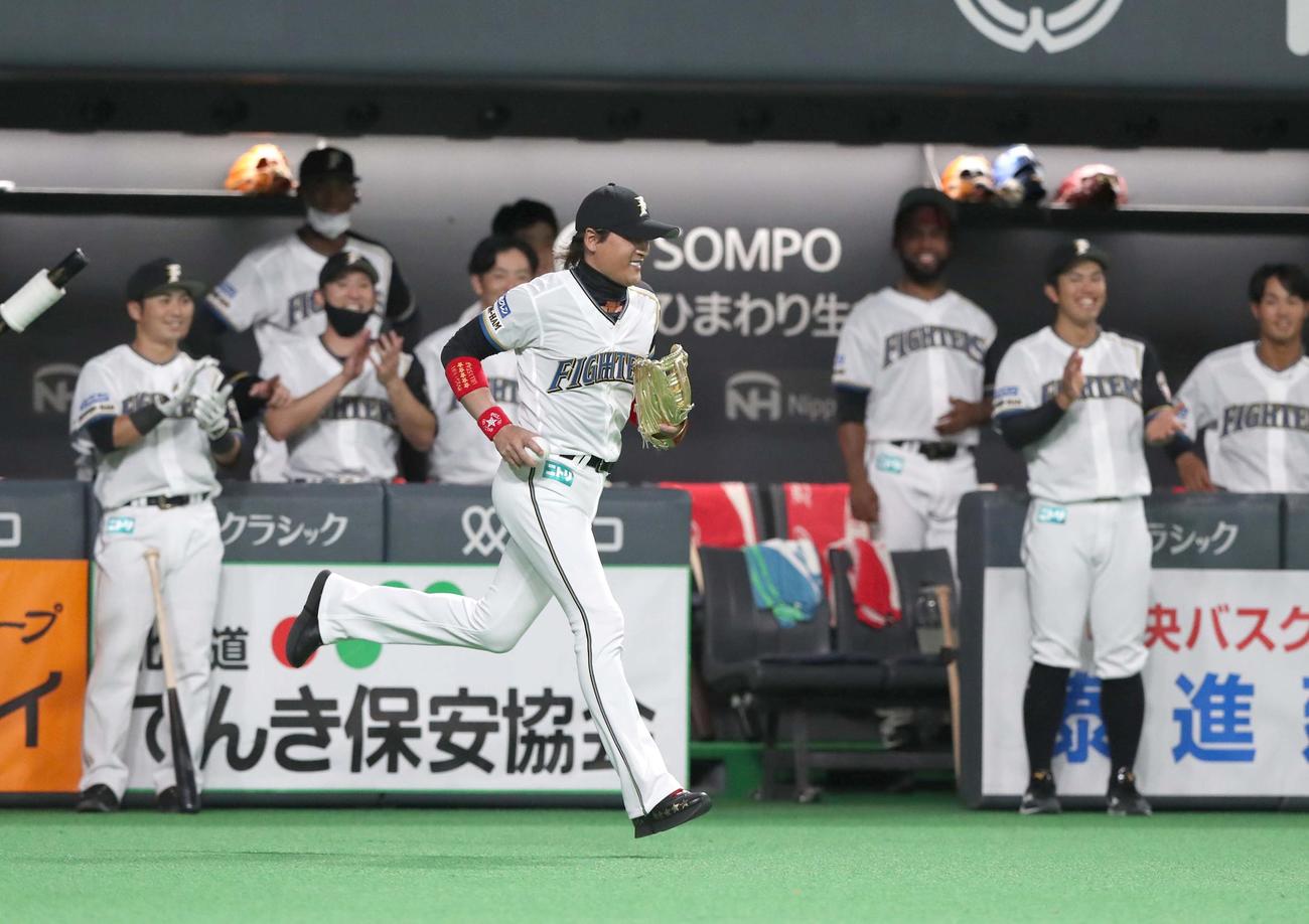 日本ハム対ロッテ　ファイターズレジェンドメモリアルピッチセレモニーで中堅の守備につく新庄監督（撮影。黒川智章）