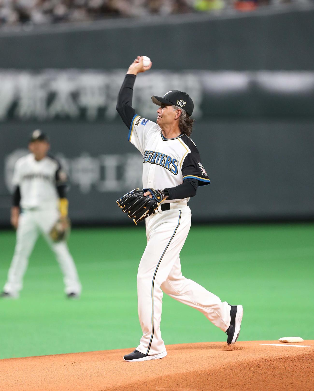 日本ハム対ロッテ　ファイターズレジェンドメモリアルピッチセレモニーで投球するヒルマン氏（撮影・黒川智章）