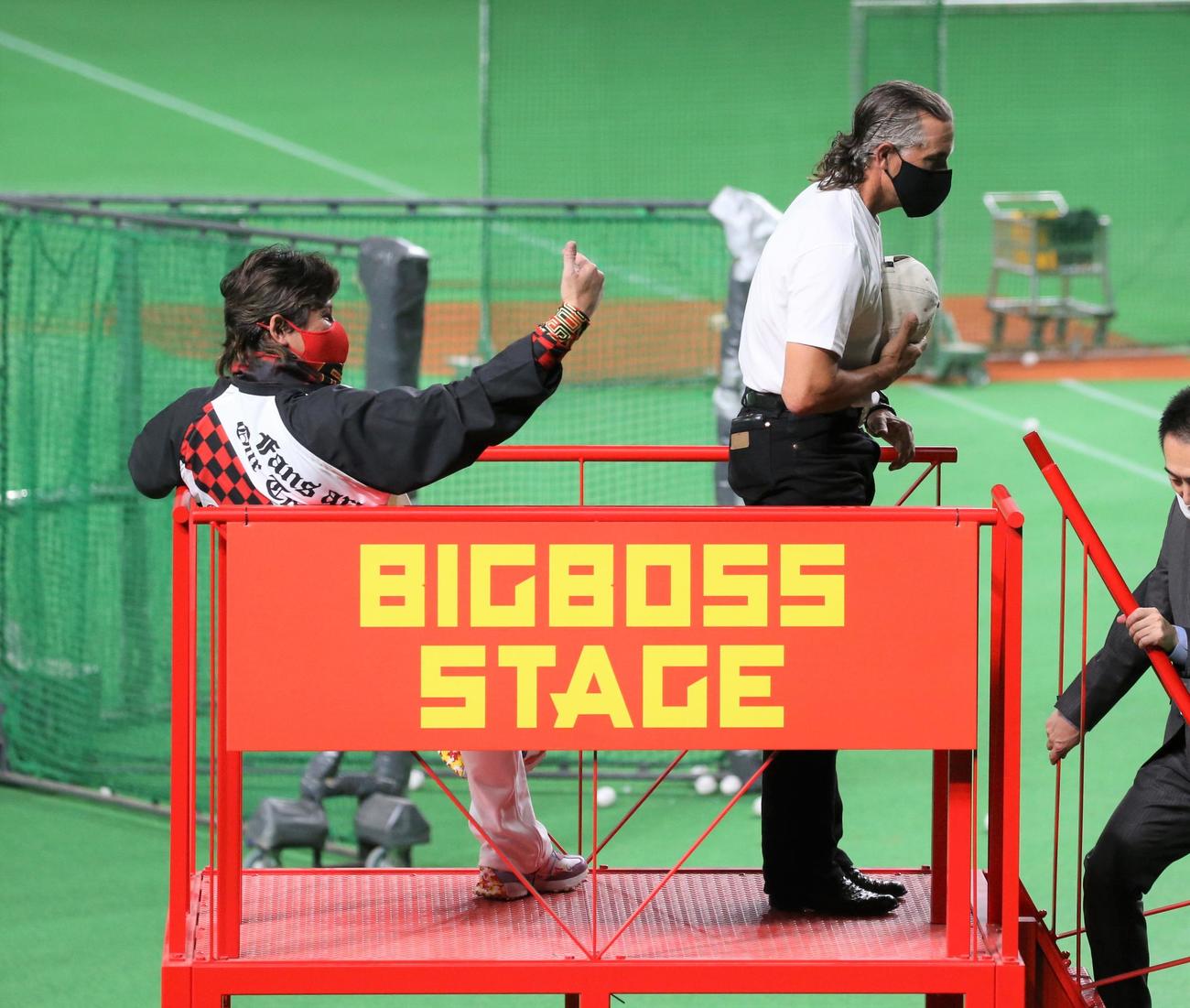 日本ハム対ロッテ　試合前、「BIG BOSS STAGE」で話す新庄監督（左）と元日本ハム監督のヒルマン氏（撮影・黒川智章）