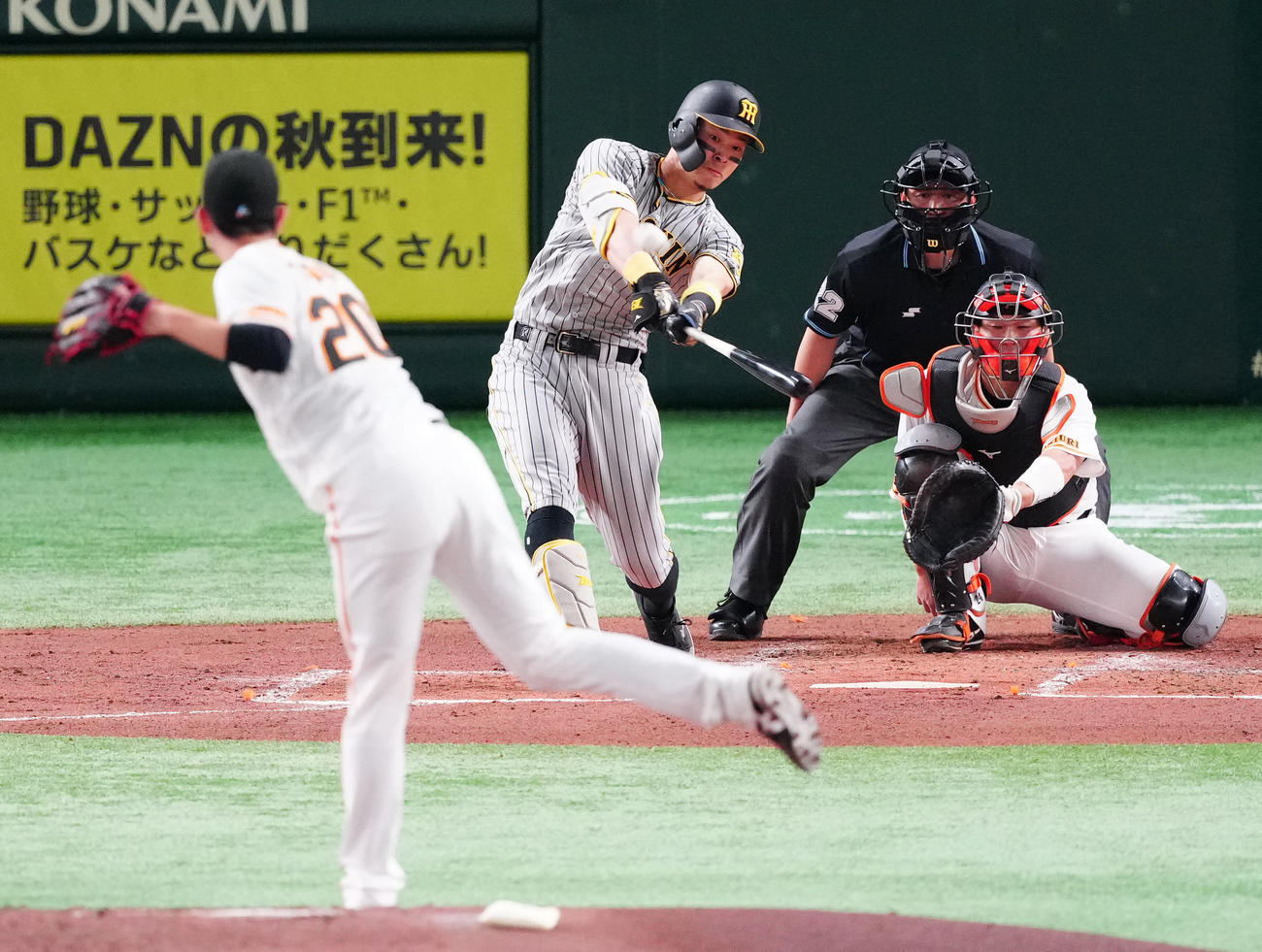 巨人対阪神　2回表阪神2死、右越えに先制ソロ本塁打を放つ佐藤輝。投手戸郷（撮影・江口和貴）