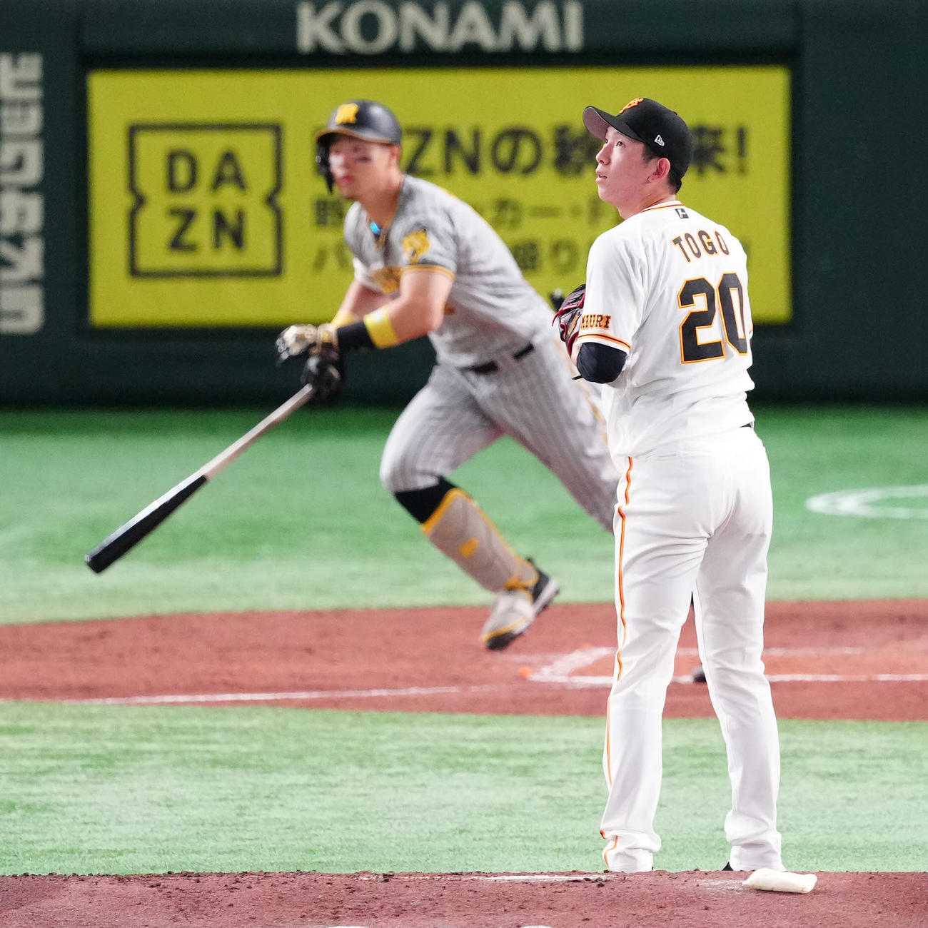 巨人対阪神　2回表阪神2死、佐藤輝（後方）に先制ソロ本塁打を浴びる戸郷（撮影・江口和貴）