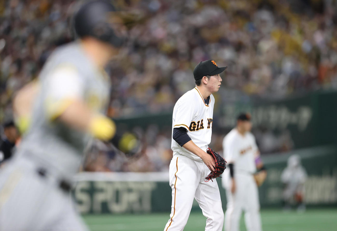 巨人対阪神　2回表阪神2死、佐藤輝（手前）に先制ソロ本塁打を打たれる戸郷（撮影・狩俣裕三）