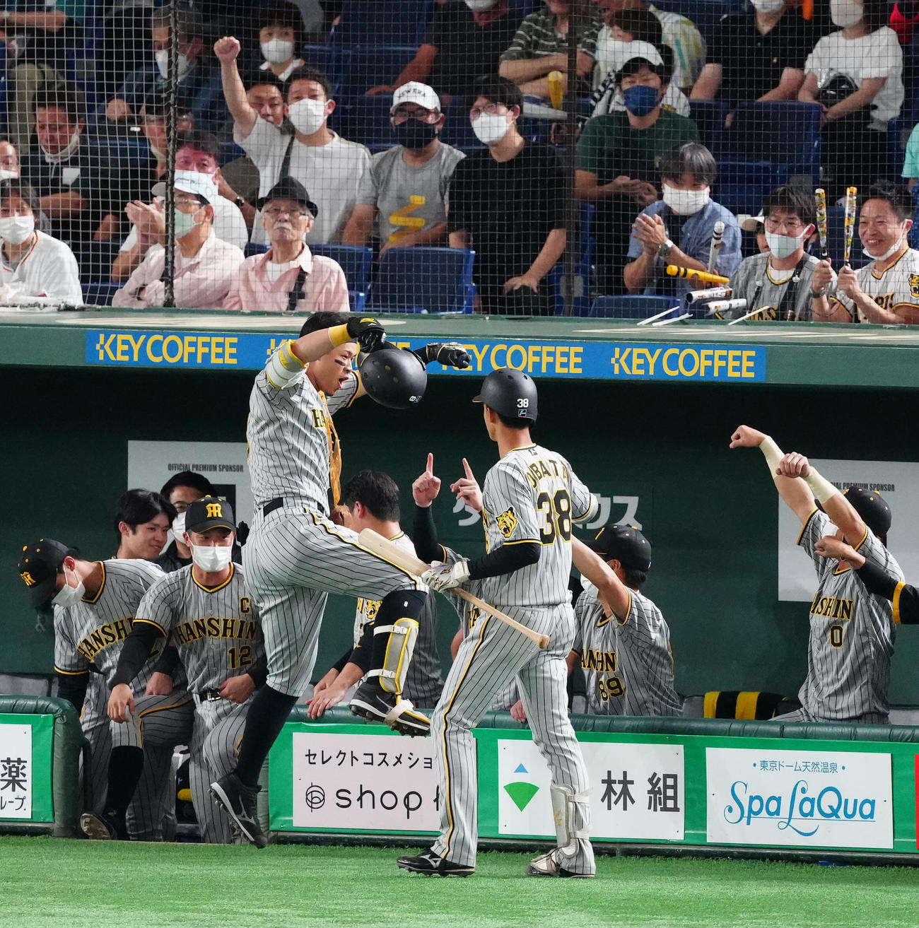 巨人対阪神　2回表阪神2死、先制ソロ本塁打を放ち、ベンチで迎えられる佐藤輝（手前左）（撮影・江口和貴）